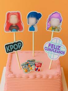 Set de Decoraciones Tipo Cake Topper para Pasteles, Tartas y Repostería con Temática de las Guerreras K-Pop - Set de 4 piezas: 3 Personajes y 1 Letrero de "FELIZ CUMPLE" con las Chicas Guerreras K-Pop - Hechos en Madera MDF de 3 mm de Grosor y 100% Productos Mexicanos - Ideales para Pasteles, Tartas, Gelatinas, Repostería y Regalos para Celebraciones de Cumpleaños, Aniversarios, Infantiles, Juveniles, Temáticas, Bautizos, Confirmaciones, Primera Comunión, Regreso a Clases, Revelación de Genero, entre otras - De Fácil Colocación, Resistentes y Reutilizables - Diseño Moderno y Actual. Medida variables Letrero con Personajes de 20 cm de largo y 13 cm ancho aproximadamente. - Multicolor - Ver 2