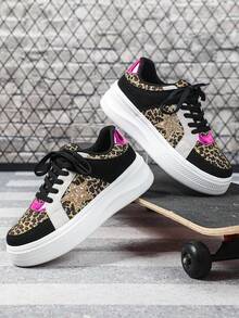 这款豹纹鞋散发着独特的魅力和优雅气质。时尚的宽腿街头滑板鞋采用加厚EVA鞋底，轻便舒适，经久耐穿。闪亮细节更添一丝精致。这款加宽鞋舒适百搭，是节日礼物的理想之选，也适合日常户外行走。 - 紋 - 查看 4