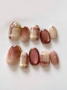 10片纯手工制作的按压式美甲贴片，短款椭圆形美甲，红色美甲，复古温柔风格，裸粉色渐变搭配灰玫瑰猫眼闪粉，手绘格子图案，3D金色蝴蝶结，可爱简约的按压式美甲贴片，适合女性和女孩，春夏秋冬节日派对及日常佩戴。