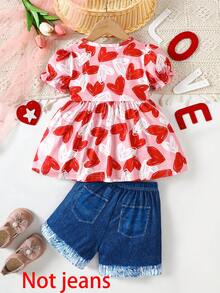 2 pièces/Set Top à manches bouffantes en tissu tricoté doux et confortable avec imprimé cœur graffiti et short en jean, tenue décontractée pour la Saint-Valentin. Convient pour le port en extérieur, au printemps/été