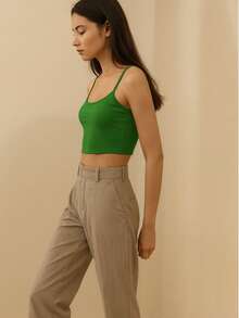 DEVIT - Top corto básico para mujer con tirantes delgados y corte ajustado, diseño liso sin estampado, estilo minimalista y versátil ideal para outfits casuales, urbanos o de verano, cómodo y combinable con jeans, faldas o joggers - Verde - Ver 6