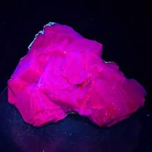 1件稀有天然黑玫瑰萤石标本 - 鲜艳的紫红色矿物收藏品，在紫外光下发光，波西米亚风格家居及办公室装饰，生日及节日完美之选，办公室装饰 | 波西米亚风格 | 荧光矿物，萤石装饰 - 黑色 - 查看 4