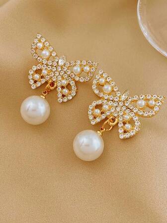 一对时尚镂空水钻蝴蝶珍珠吊坠耳环，百搭设计