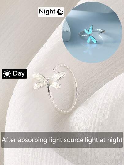 1件 时尚活泼创意动物元素蜻蜓天蓝色夜光铜微镶嵌人造锆石戒指（女士款，吸收光线后发光，不吸收光线则不会发光）