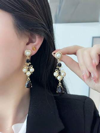 1 Pair Retro Chandelier Pendant Earrings, 18K Gold Plated, Black Rhinestone And Faux Pearl, Fashionable Western Style, Women's Long Metal Dangle Earrings