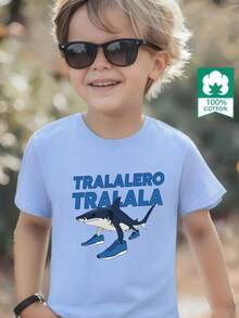 Esta nueva camiseta de manga corta para niño está hecha 100 % de algodón y luce un elegante estampado de tiburón, lo que la convierte en una opción versátil e informal. Su tejido suave y agradable al tacto protege la delicada piel de los niños, permitiéndoles moverse con libertad y comodidad durante reuniones familiares, eventos escolares o juegos al aire libre. - Azul - Ver 1
