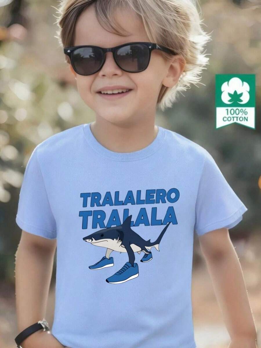 Esta nueva camiseta de manga corta para niño está hecha 100 % de algodón y luce un elegante estampado de tiburón, lo que la convierte en una opción versátil e informal. Su tejido suave y agradable al tacto protege la delicada piel de los niños, permitiéndoles moverse con libertad y comodidad durante reuniones familiares, eventos escolares o juegos al aire libre. - Azul - Ver 1