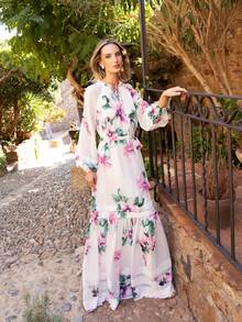 Faeriesty 这款优雅的印花雪纺立领正式礼服饰有鲜艳的花卉图案，配有透明长袖和精致的腰带——蓬松的多层裙摆非常适合晚宴、花园派对和红毯场合。 - 白色 - 查看 4