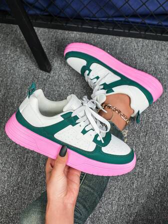 白色和绿色多巴胺色调，青春活力，时尚百搭，舒适透气，女士滑板鞋，节日送礼佳品，情侣装，户外通勤，街头风系带圆头低帮透气休闲运动鞋，完美适用于户外活动、购物、假日旅行和社交聚会。