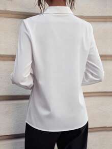 QIANZHIDU 经典白色商务女士衬衫,长袖,领口饰有领环,优雅的白色长袖翻领衬衫,时尚的领环点缀,采用无弹力面料制成。女士衬衫,法式休闲纯色V领,饰有胸针,长袖,适合商务、面试、通勤、休闲、优雅、成熟风格,秋季春季衬衫。 - 白色 - 查看 3
