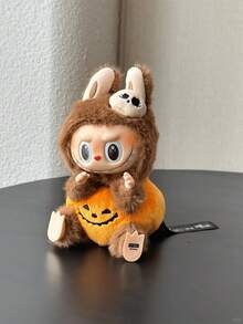 Labubu 怪兽嘉年华系列坐姿南瓜毛绒挂件 - 官方 Labubu 南瓜造型毛绒玩具，带挂环，是为包包增添可爱万圣节元素的理想之选；粉丝、毛绒玩具爱好者和万圣节爱好者的收藏品；适合日常使用、季节性装饰，也是送给朋友、男朋友、女朋友、生日、圣诞节和节日的完美礼物。 - 彩色 - 查看 8
