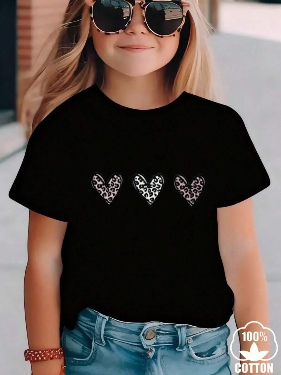 Esta nueva camiseta de manga corta para niñas, 100% algodón, luce modernos estampados de Amar, informal y versátil. Confeccionada con un tejido suave y delicado con la piel, es suave con la piel sensible de tu hija, permitiéndole libertad de movimiento y comodidad durante reuniones familiares, actividades escolares o juegos al aire libre. - Negro - Ver 1