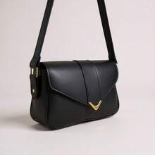 Women's Shoulder Bag With Gold Details. Envelope Bag With Magnetic Closure. - màu đen - Xem 1