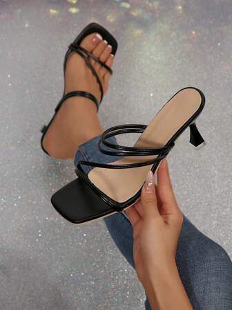 Nuevas sandalias de tacón fino de estilo romano negro elegante y versátil