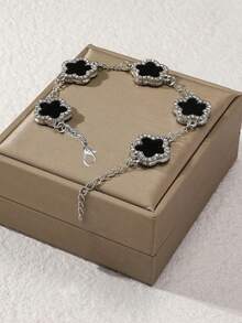 1条独特设计的四叶草手链，送给欧美青少年和朋友的最佳礼物