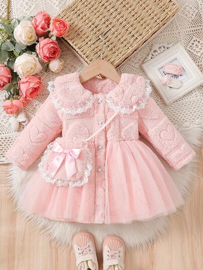 女婴可爱纯色毛绒领花卉蕾丝长袖开衫，纽扣前襟，搭配3D蝴蝶结装饰斜挎包，保暖外套，适合幼儿女童日常穿着、参加派对、秋冬季外出等场合。