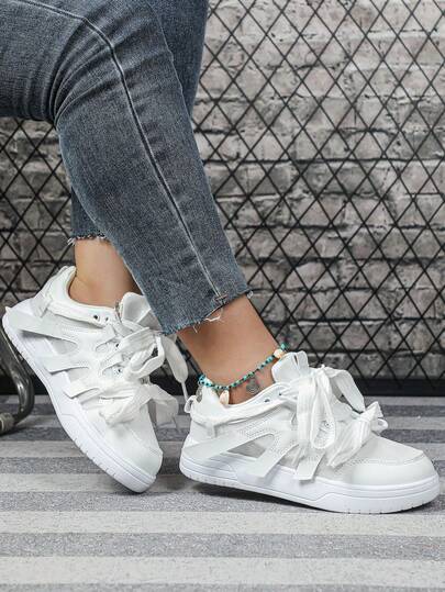 白色女鞋，纯色，轻便，适合所有季节，PU皮革结合透气网布鞋面，EVA鞋底，无印花，织物内衬，EVA鞋垫，时尚滑板鞋，加宽舒适，适合日常户外行走，是完美的节日礼物。