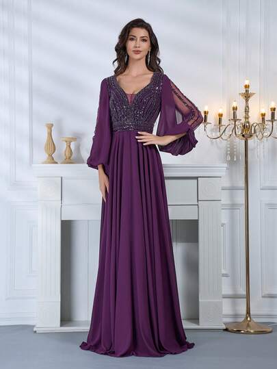 DELLA COUTURE Robe de soirée élégante en mousseline de soie ajustée avec col en V violet, ornée de sequins et de perles. Jupe longue jusqu'aux pieds et manches évasées. Idéale pour les tapis rouges, les banquets de mariage et les soirées dansantes. Robe maxi de style bohème en mousseline de soie.
