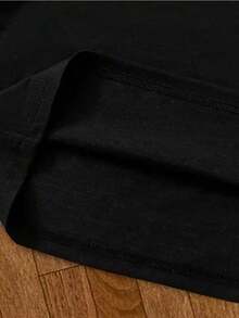 Esta nueva camiseta de manga corta para niñas, 100% algodón, luce modernos estampados de Amar, informal y versátil. Confeccionada con un tejido suave y delicado con la piel, es suave con la piel sensible de tu hija, permitiéndole libertad de movimiento y comodidad durante reuniones familiares, actividades escolares o juegos al aire libre. - Negro - Ver 3