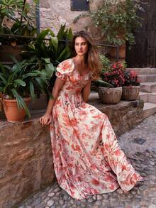 Faeriesty 这款优雅的印花雪纺长裙采用露肩设计，肩部饰有荷叶边，泡泡短袖凸显腰线。多层荷叶边裙摆使其适合夏季婚礼、花园早午餐、海滩郊游和户外下午茶等场合。春季派对的理想之选 - 西瓜粉 - 查看 4