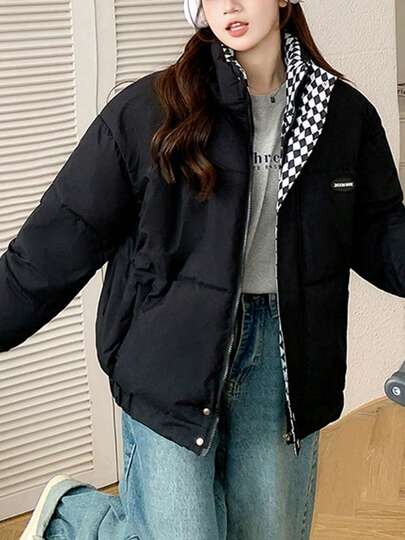 Chaqueta casual de algodón a cuadros Novedades de invierno: chaqueta de algodón con relleno de plumón y corte holgado para mujer. Abrigo corto de algodón con cuello alto y corte holgado. Chaqueta acolchada gruesa con cuello alto y patchwork a cuadros. Cierre con cremallera. Chaqueta acolchada gruesa y cálida de corte holgado y estilo informal. Prenda exterior de algodón.