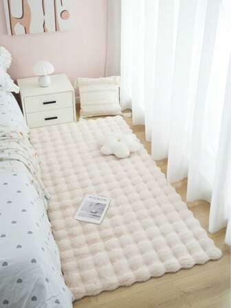 1pc Soft & Fluffy Plush Floor Mat, Beige, Suitable For Bedroom, Living Room, Study, Office, Foyer, Can Be Used As Floor Rug, Creates Cozy Ambiance. This Plush Carpet Is Soft & Comfortable, Washable And Non-Slip, An Ideal Choice For Indoor Home Decor All Year Round. It Can Serve As A Luxurious Minimalist Living Room Rug, Bedroom Rug Or Bedside Rug.