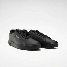 Tenis Reebok Court Clean para hombre y mujer, el calzado esencial que combina una estética limpia con la versatilidad necesaria para tu día a día. Estos tenis de silueta de perfil bajo están diseñados para ofrecer un look sofisticado y relajado, ideales para combinar con cualquier atuendo casual. Están fabricados con una parte superior de piel sintética suave y duradera, que proporciona un ajuste cómodo y una apariencia premium. Cuentan con una suela de goma tipo cupsole de alta resistencia que garantiza una tracción estable, junto con una plantilla acolchada que ofrece una amortiguación ligera en cada paso. Su diseño  con el logotipo de Reebok sutilmente grabado en el lateral resalta su enfoque minimalista y elegante, convirtiéndolos en la elección perfecta para quienes valoran la simplicidad, la calidad y el legado deportivo en un calzado contemporáneo y unisex. - Negro - Ver 2