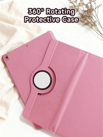 这款粉色iPad保护套可360°旋转，兼容iPad 9.7/10.2/10.5/10.9英寸、iPad Air第五代（2022款）和iPad Air 11英寸（2025 M2），支持水平和垂直放置。该保护套也适用于iPad Mini 4567。外壳支持多种角度调节，内置弹性带可在旅行途中牢固地固定平板电脑。