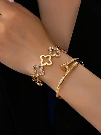 一套全新时尚优雅的铆钉和水钻镶嵌手链套装，适合作为感恩节、情人节送给女性的礼物