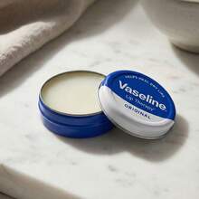 Vaseline 凡士林润唇膏铁盒装，经典款 20克 - 长效滋润并修复干燥、皲裂的嘴唇 - 便携旅行装，不粘腻配方 - Original 20g - 查看 3