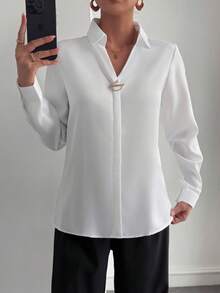 QIANZHIDU 经典白色商务女士衬衫,长袖,领口饰有领环,优雅的白色长袖翻领衬衫,时尚的领环点缀,采用无弹力面料制成。女士衬衫,法式休闲纯色V领,饰有胸针,长袖,适合商务、面试、通勤、休闲、优雅、成熟风格,秋季春季衬衫。 - 白色 - 查看 6