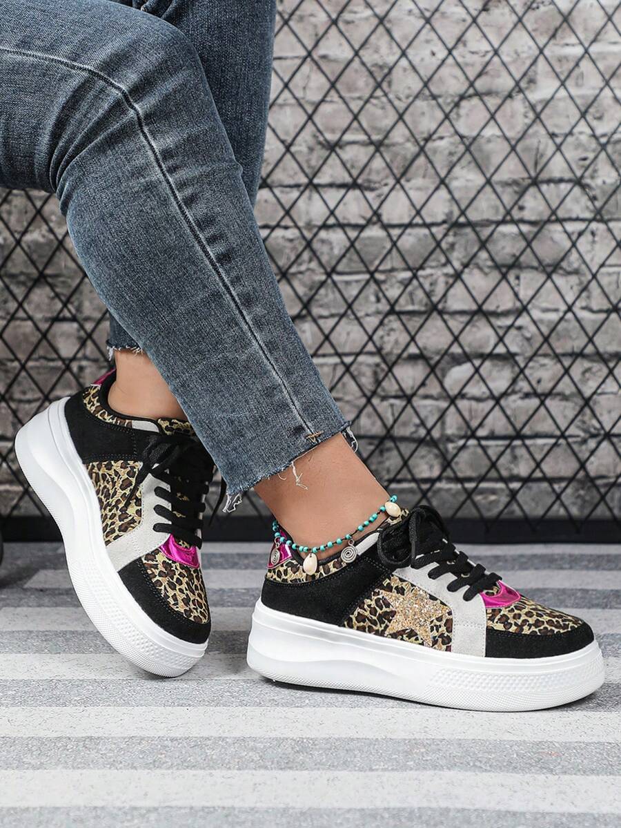 这款豹纹鞋散发着独特的魅力和优雅气质。时尚的宽腿街头滑板鞋采用加厚EVA鞋底，轻便舒适，经久耐穿。闪亮细节更添一丝精致。这款加宽鞋舒适百搭，是节日礼物的理想之选，也适合日常户外行走。 - 紋 - 查看 1