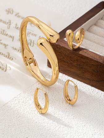 一套时尚、优雅、百搭的欧美风格水滴形耳环、手链和戒指首饰套装，适合感恩节、情人节等场合，女士适用。