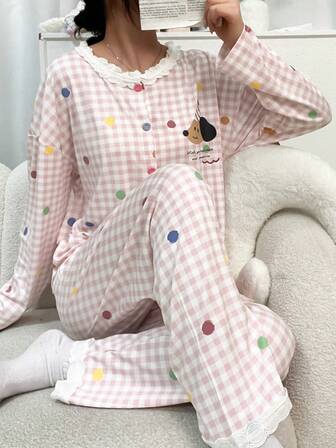 两件套女士格子印花圆领开衫睡衣套装，长袖上衣印有英文字母和狗狗图案，搭配格子印花长裤，舒适时尚，居家休闲皆宜，适合春、秋、冬三季穿着。