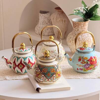 Phong cách truyền thống Trung Đông + Họa tiết hoa văn hình học / Lớp men màu sắc rực rỡ + Thân hình cầu + Tay cầm và núm mạ vàng + Cách nhiệt & Chống rò rỉ + Ấm pha cà phê Dallah Ả Rập + Chống trầy xước, bền bỉ, dễ vệ sinh, phù hợp cho những dịp thưởng thức trà và cà phê cao cấp.