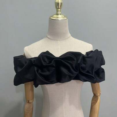 一件女士夸张黑色/米色/酒红色单领可拆卸披肩，褶皱缎面设计，显瘦遮瑕，四季皆宜的百搭配饰，适合搭配新娘婚纱，也适合派对、宴会等场合。