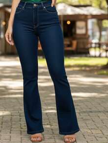 Calça flare feminina confeccionada em jeans de alta qualidade com cintura alta que proporciona sustentação conforto e um visual alongado peça ideal para criar combinações elegantes contemporâneas e versáteis perfeita para quem busca estilo durabilidade e um caimento que valoriza o corpo em qualquer ocasião do cotidiano - Lavagem escura - Visão 1