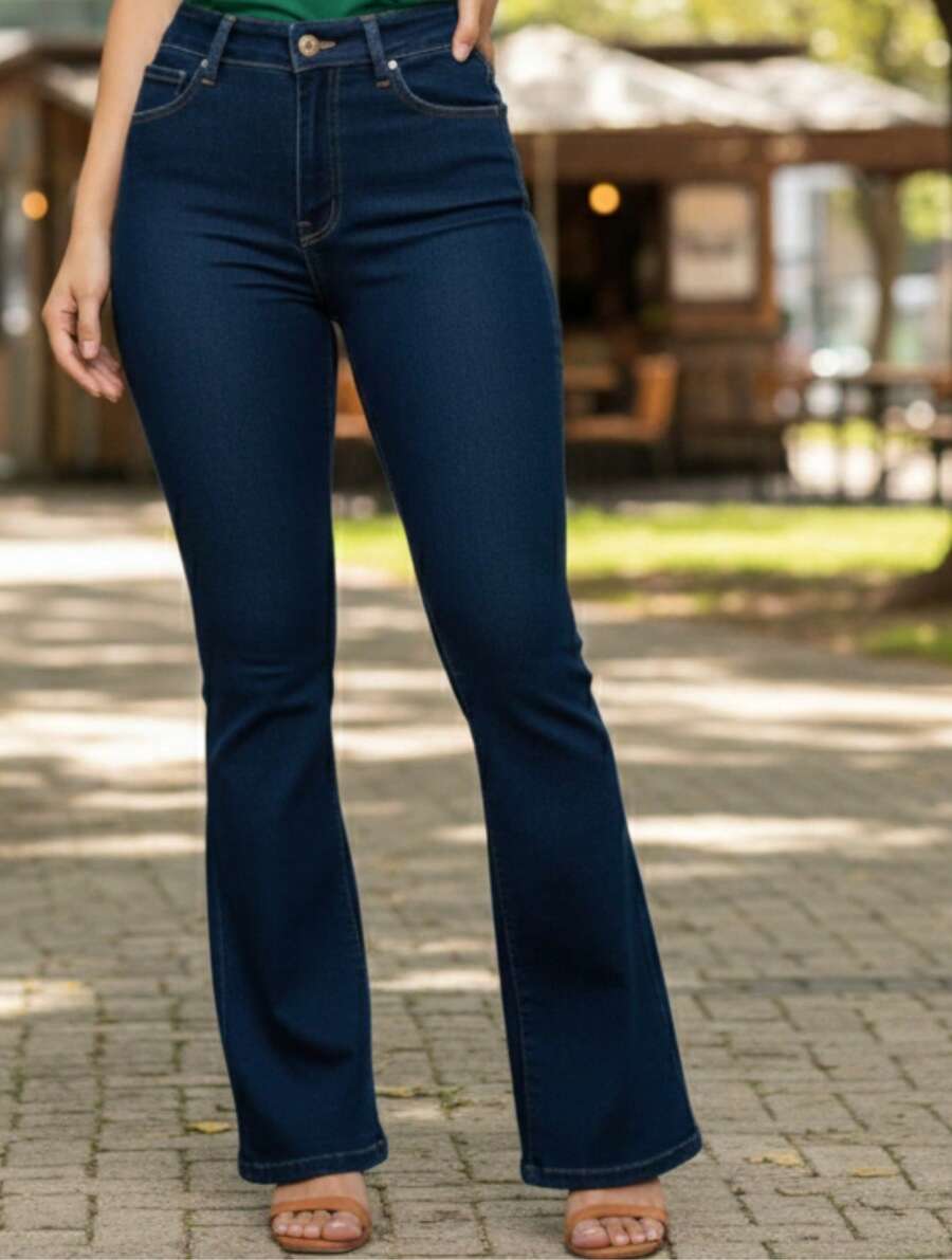 Calça flare feminina confeccionada em jeans de alta qualidade com cintura alta que proporciona sustentação conforto e um visual alongado peça ideal para criar combinações elegantes contemporâneas e versáteis perfeita para quem busca estilo durabilidade e um caimento que valoriza o corpo em qualquer ocasião do cotidiano - Lavagem escura - Visão 1
