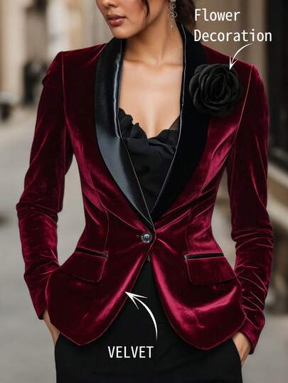 Elegant vinröd sammetskavaj med blommig dekor i midjan, enkelknäppt, kontrastfärgad sjalkrage, vår/höst, för damer
