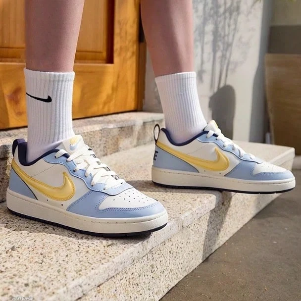 Nike أحذية رياضية كاجوال منخفضة الكاحل للأطفال الكبار من BOROUGH - أبيض أزرق - مشاهدة 1