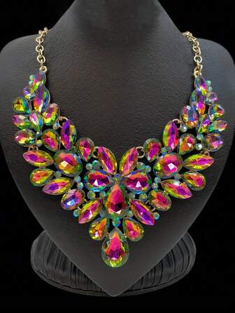 一套耀眼的3件套嘉年华珠宝套装，包括一条多色水晶项链和一副耳环，是女士节日派对上引人注目的完美配饰。