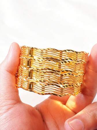 Set de 4 piezas de pulseras de estilo bohemio con onda hueca chapadas en oro de 18K, adecuadas para fiestas de carnaval y uso diario