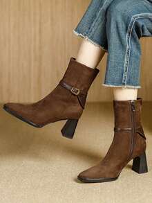 法式复古风黑色棕色方头麂皮短靴，2025秋冬新款修身时尚百搭侧拉链粗跟皮带扣连衣裙靴，高端时尚 - 棕色 - 查看 2