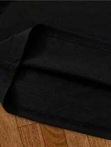Esta nueva camiseta de manga corta para niñas, 100% algodón, luce modernos estampados de Elementos navideños, informal y versátil. Confeccionada con un tejido suave y delicado con la piel, es suave con la piel sensible de tu hija, permitiéndole libertad de movimiento y comodidad durante reuniones familiares, actividades escolares o juegos al aire libre. - Negro - Ver 3