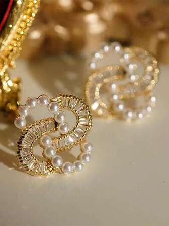 2 piezas Pendientes de perla en forma de espiral C de lujo francés, pendientes elegantes y versátiles adecuados para mujeres, eventos de compromiso y ocasiones especiales