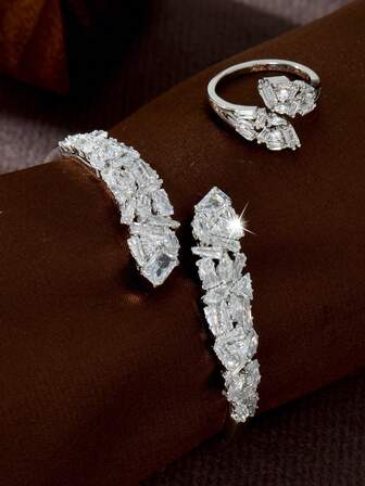 一套优雅的立方氧化锆几何装饰18K白金首饰套装，适合作为情人节礼物送给女性。