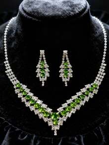 مجموعة مجوهرات من القلادة والأقراط مرصعة بالأحجار الكريمة الخضراء الزيتونية، مجموعة مجوهرات مكونة من قطعتين مرصعة بالكامل بالراين ستون، مناسبة للنساء للارتداء في حفلات الخطوبة والزفاف وعيد الهالوين وأعياد