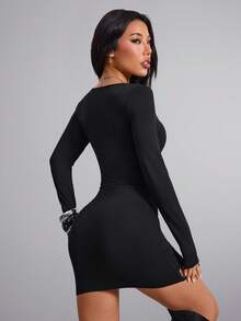 Abito nero da donna in stile punk Y2K di moda primaverile, con decorazioni in metallo sul collo e l'orlo, aderente e lusinghiero, con maniche lunghe, mini abito a tubino, adatto per uso quotidiano, fotografia di street style, appuntamenti, addii al nubilato, festività, vacanze, festival musicali, outfit di San Valentino - nero - Visualizzare 3