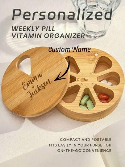 1 st anpassad träpillerask med personligt namn, träpillerask för veckovis bruk | Anpassat 7-dagars resefodral för piller till handväska | Vitaminbehållare | Magnetlås, diameter 11 cm, höjd 3,8 cm | Present till morfar, mormor, mamma, lärare | Perfekt för fars dag, mors dag, födelsedagar, läraruppskattning | Vårda hälsan med stil! Unik träpillerask