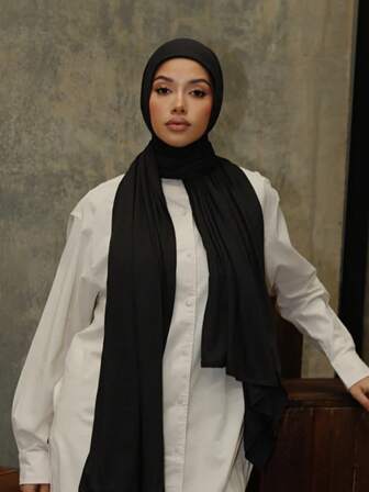 1条女士简约经典纯色优雅休闲滚边围巾，优质针织粘胶面料，长款头巾式头巾，适合日常生活、外出和聚会。